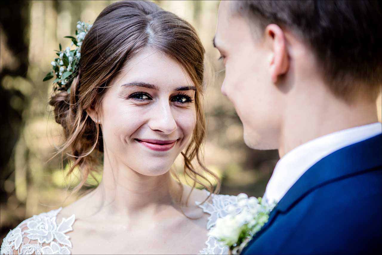 brudeparret kigger mod bryllupsfotografen