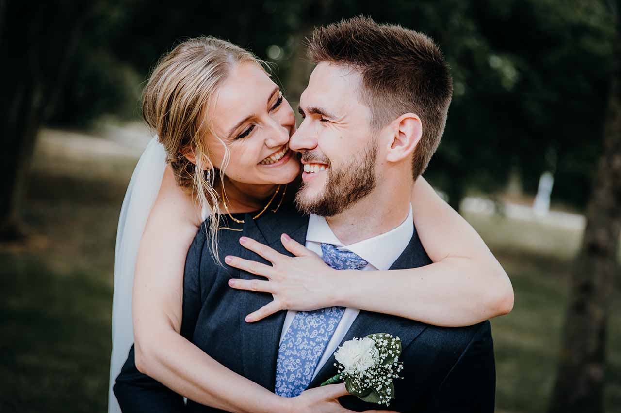 brud og gom i et intimt kærligt øjeblik fanget af bryllupsfotografen